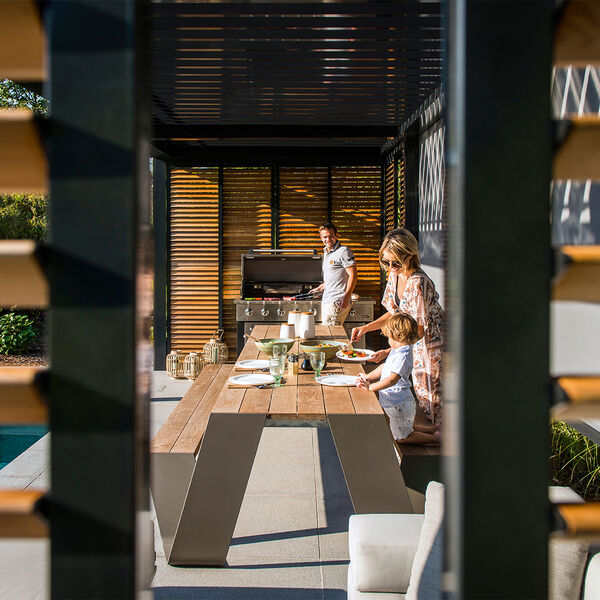 Lieben   Sie   Outdoor   Cooking?   Grillen   Sie   im   Sommer   gerne   auf   der   Terrasse?   Mit   einer   Terrassenüberdachung  von  Renson  macht  das  noch  mehr  Spaß.